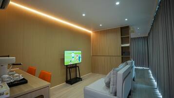 Junior Suite, Beach View | Living area