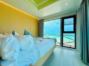 Junior suite, uitzicht op strand | Een bureau, een laptopwerkplek, gratis wifi