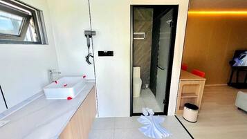 Junior Suite, Beach View | Bathroom | Free toiletries, hair dryer, towels, soap