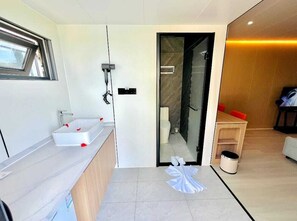 Suite Junior, vue plage | Salle de bain | Articles de toilette gratuits, sèche-cheveux, serviettes fournies, savon