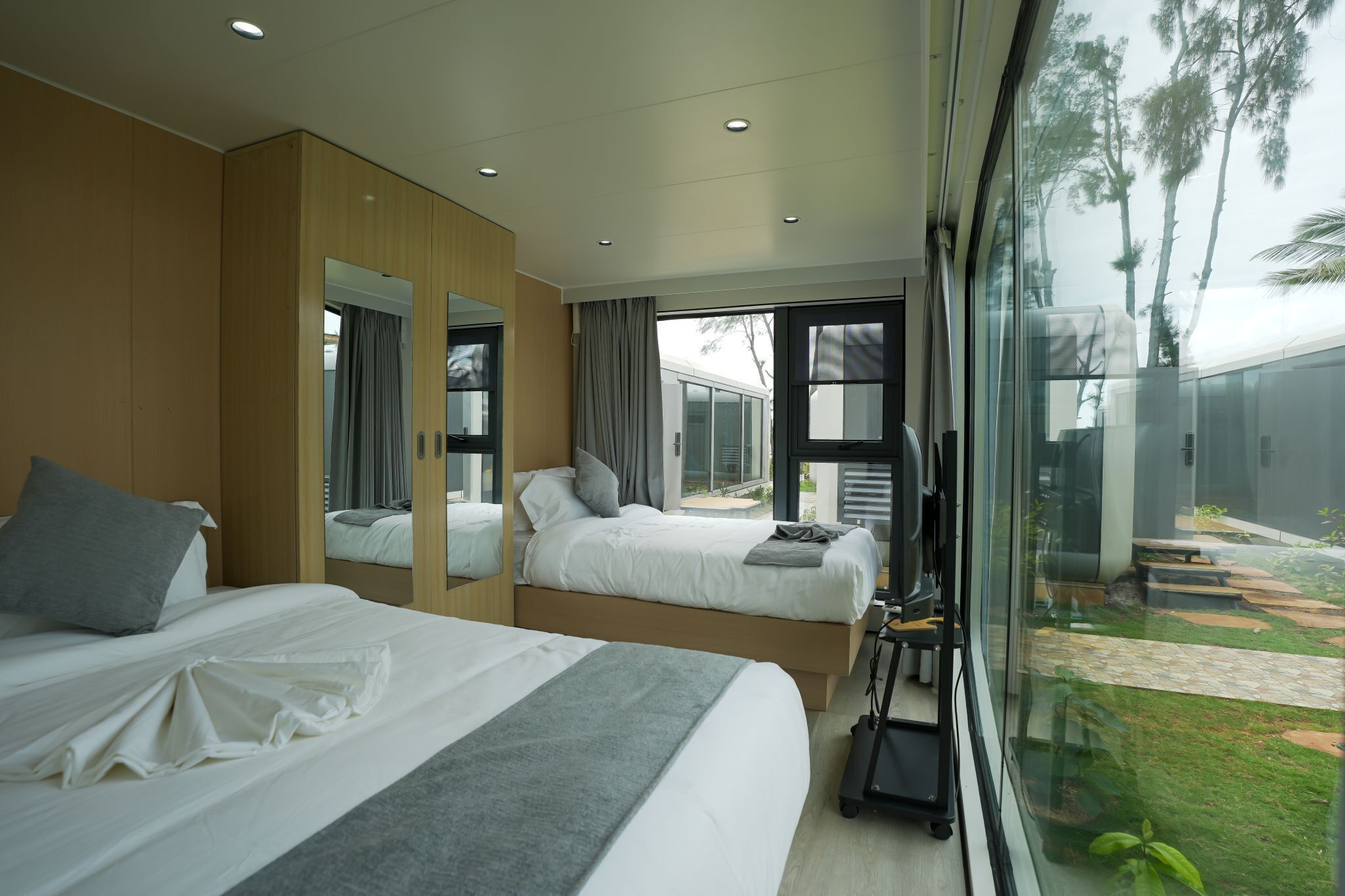 Premium bedding, in-room safe, soundproofing, WiFi (free)