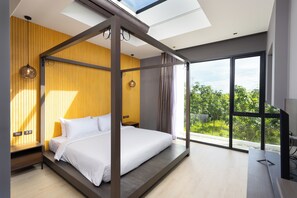 Un dormitorio moderno con cama con dosel, ventanas amplias y vistas al verdor.
