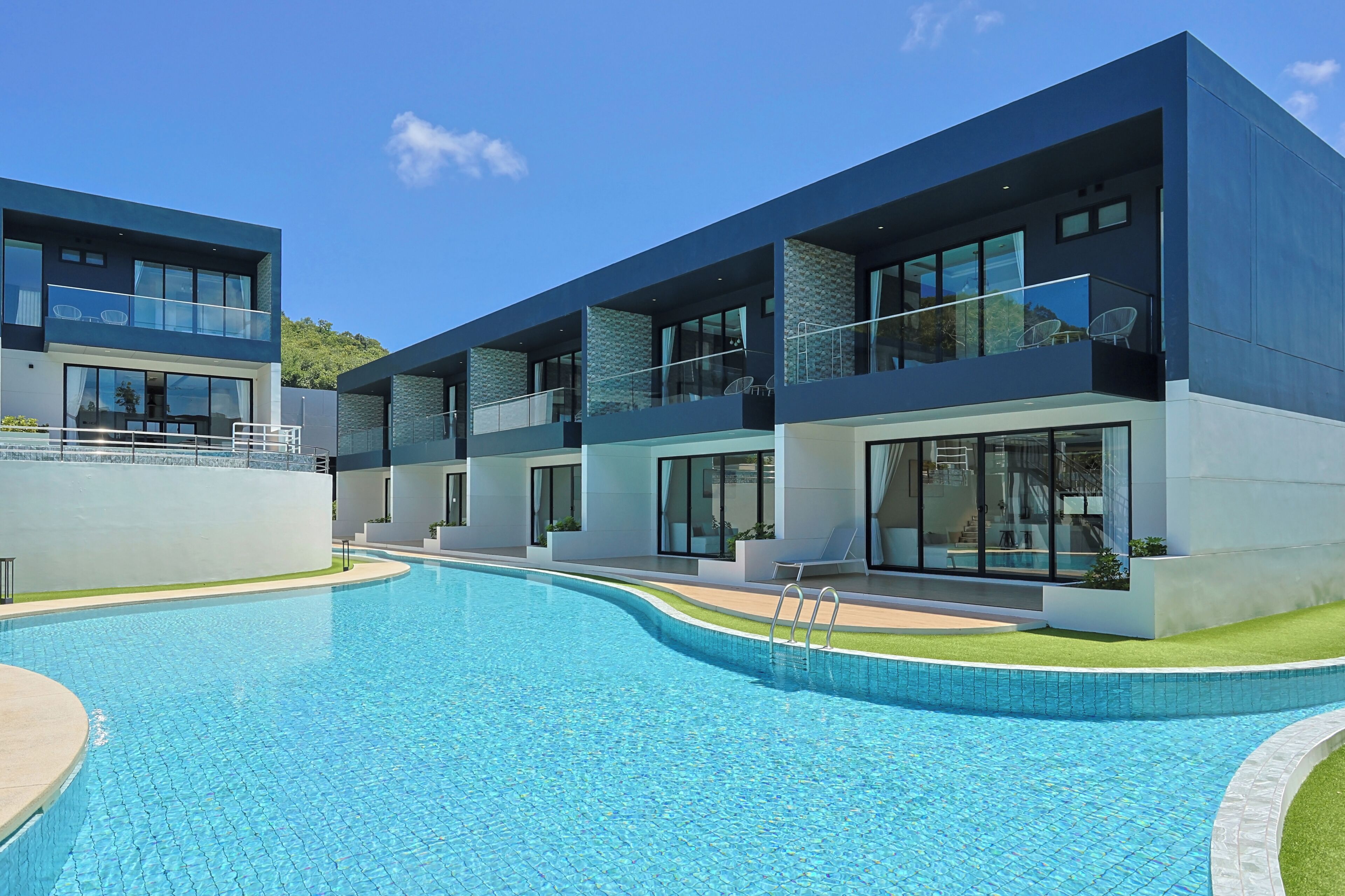 Una piscina al aire libre, sombrillas