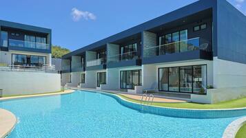 Una piscina al aire libre, sombrillas