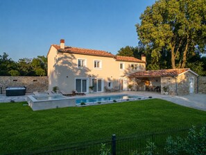 Exterior - New Luxury Villa in Istria with Pool, Jacuzzi & Complete Privacy (Pucići)