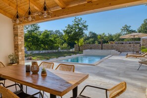 Outdoor dining - New Luxury Villa in Istria with Pool, Jacuzzi & Complete Privacy (Pucići)