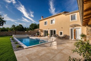 Outdoor pool - New Luxury Villa in Istria with Pool, Jacuzzi & Complete Privacy (Pucići)