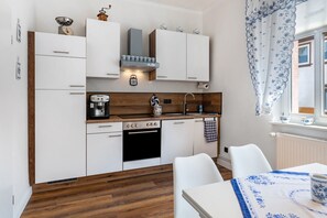 Coffee/tea maker, fridge, microwave, oven