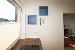 A room with a wooden table, a window, and two framed pictures on the wall. - Beachfront vacation rental in Hörnum, right next to the golf course. (Hörnum (Sylt))