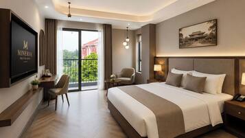 Junior Suite, City View | Premium bedding, minibar, in-room safe, soundproofing