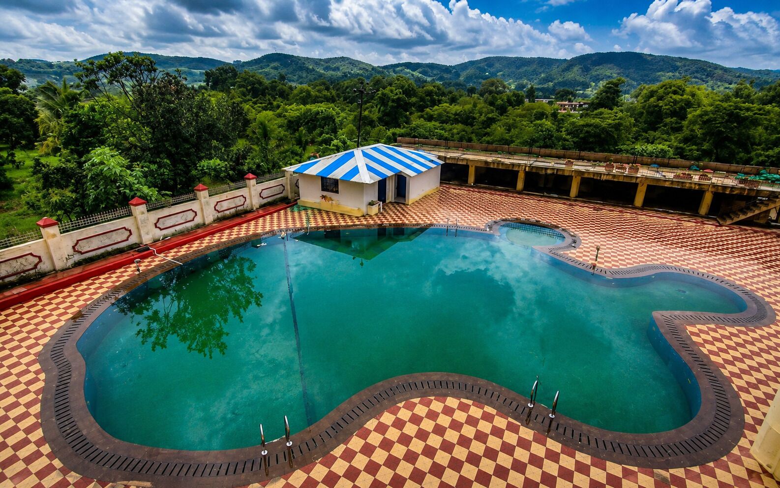 Kolam renang terbuka 