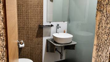 Deluxe Double Room | Bilik Mandi | Pancuran mandi, tuala disediakan, sabun, syampu
