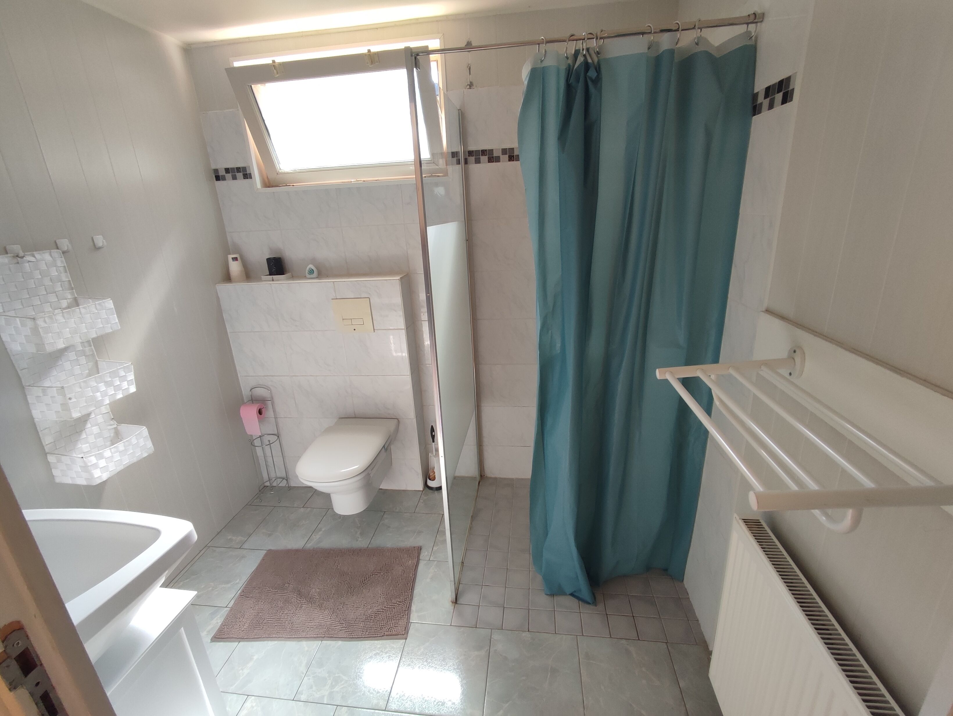 Douche, serviettes fournies, papier toilette