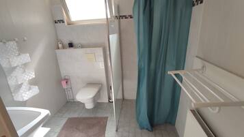 Douche, serviettes fournies, papier toilette