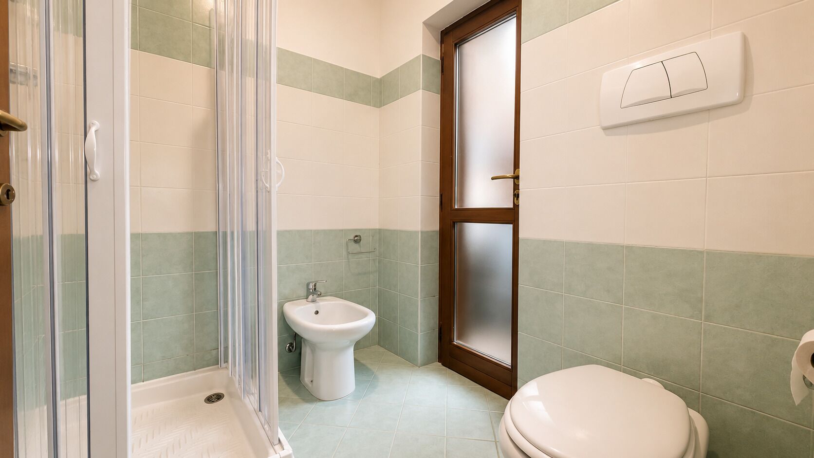 Monolocale comfort, vista collina | Bagno | Set di cortesia gratuito, asciugacapelli, asciugamani, sapone