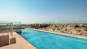 Una piscina en la azotea con vistas despejadas del paisaje urbano.