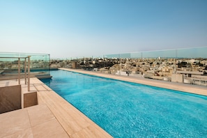 A rooftop pool with a clear view of a cityscape. - Cozy 1-bedroom hotel with AC in gorgeous San Ġiljan (San Ġiljan)