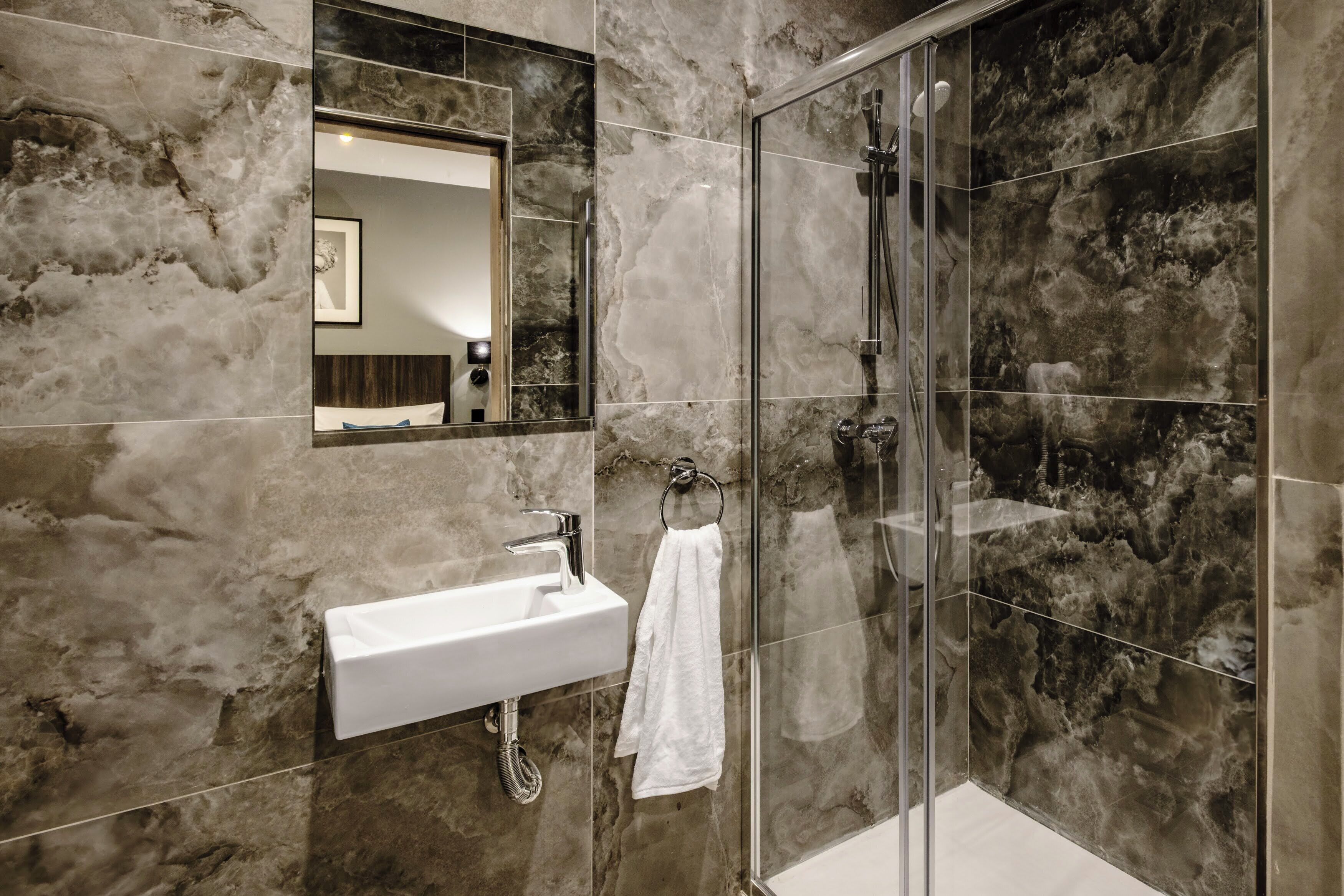 Douche, sèche-cheveux, serviettes fournies, savon