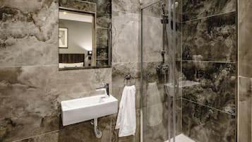 Douche, sèche-cheveux, serviettes fournies, savon