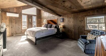 Unique Floating Home on Lake Pend O'reille near Coeur d’Alene, Perfect for a Weekend on the Water