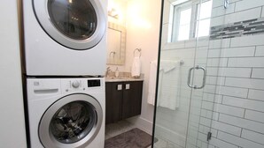 Hair dryer, towels, soap, shampoo - Chic Weekend Getaway Perfect for Visiting the Grand Canyon in Utah (Orderville)