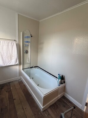 Bathroom - Turn-Again Cottage - Ye Olde Harbor Masters House. (Herbertville)