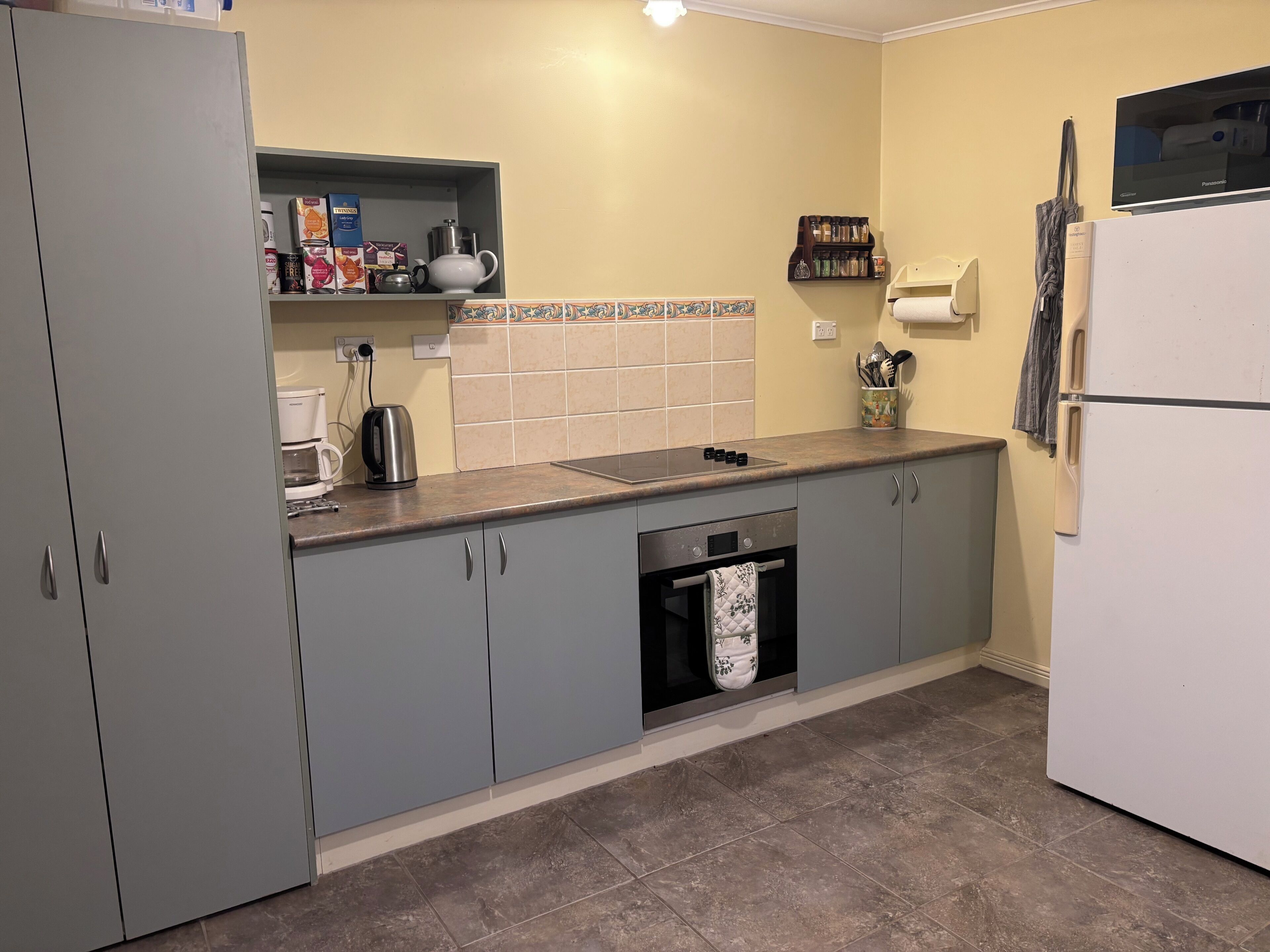 Coffee/tea maker, fridge, microwave, oven