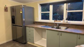 Coffee/tea maker, fridge, microwave, oven