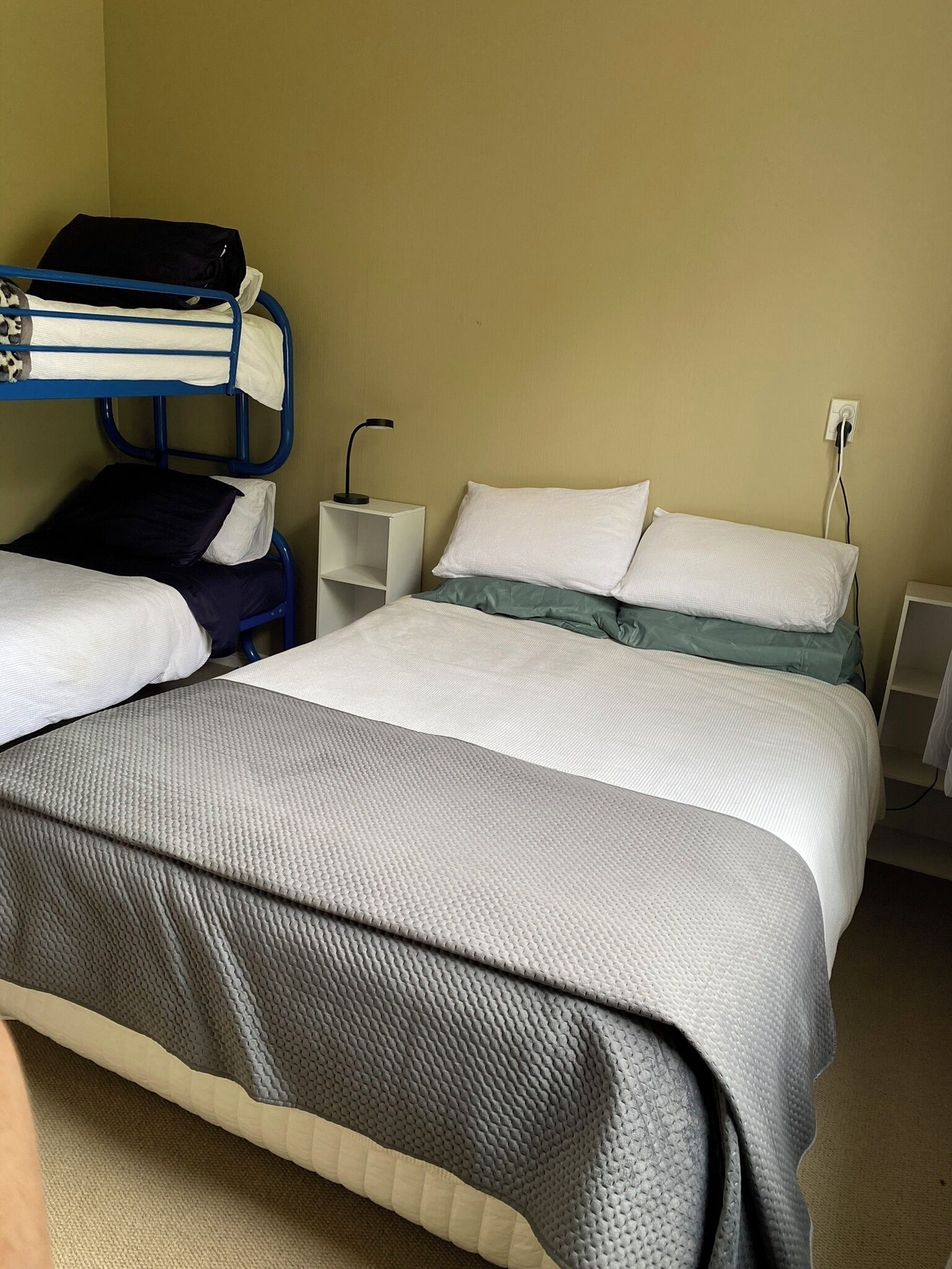 Ein Hotelzimmer mit Bett, Schreibtisch und Stuhl.