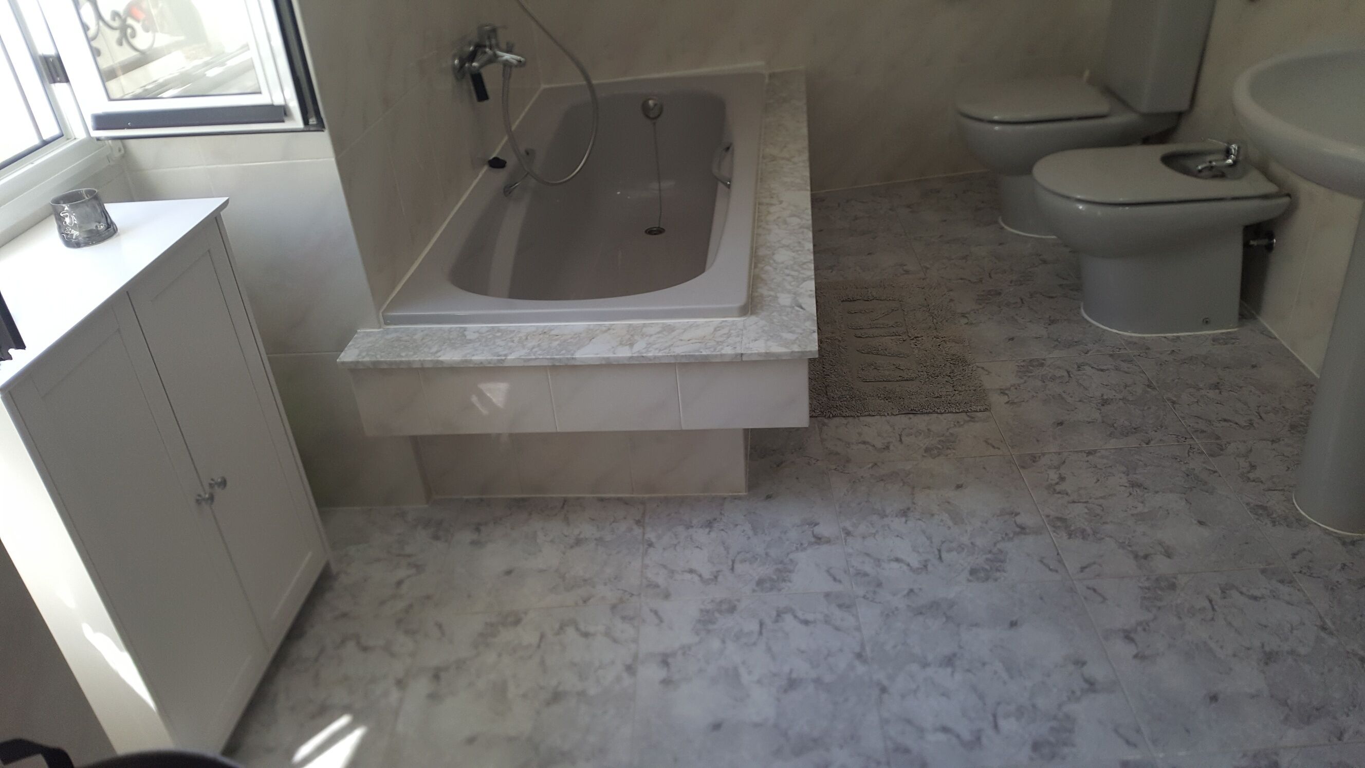 Een bidet, handdoeken, zeep, toiletpapier