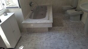 Bidet, towels, soap, toilet paper - Vrbo Property (Triacastela)