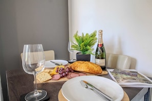 Dining - Ideal for Contractors | Close to Hospital | Wi-Fi (Kettering)