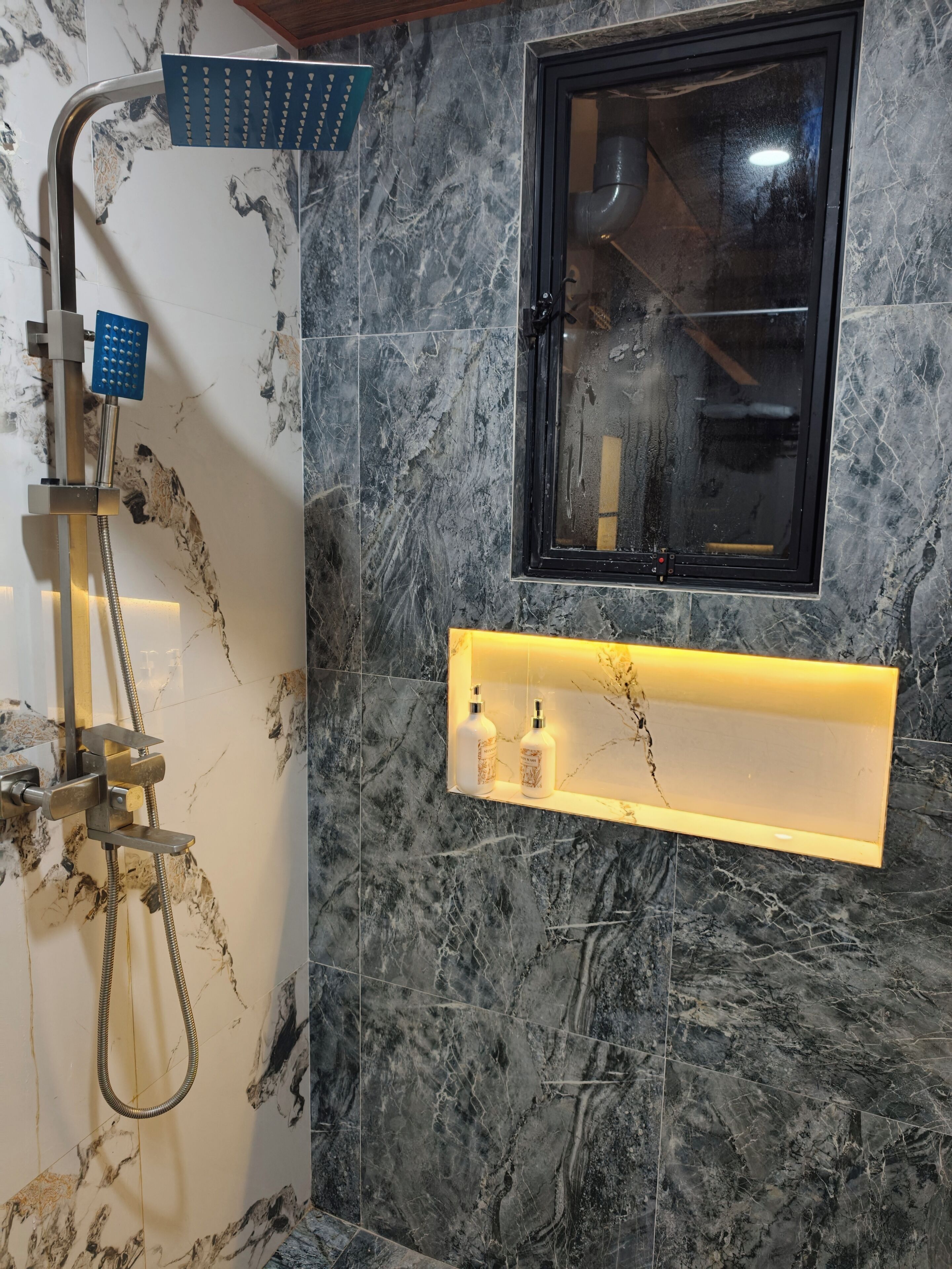 Dusche, kostenlose Toilettenartikel, Haartrockner, Hausschuhe
