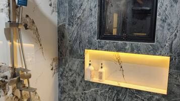 Dusche, kostenlose Toilettenartikel, Haartrockner, Hausschuhe