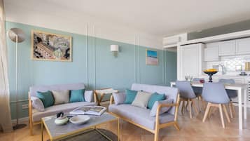Apartamento luxo, 2 quartos, vista para o mar | Área de estar