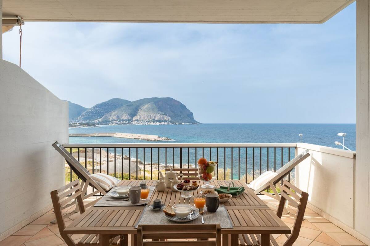 Deluxe Duplex, 3 Bedrooms, Sea View | WiFi (free)