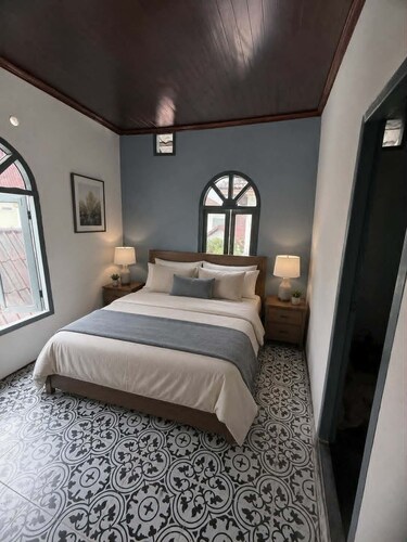 Charming 2-bedroom house with AC in Luang Prabang
