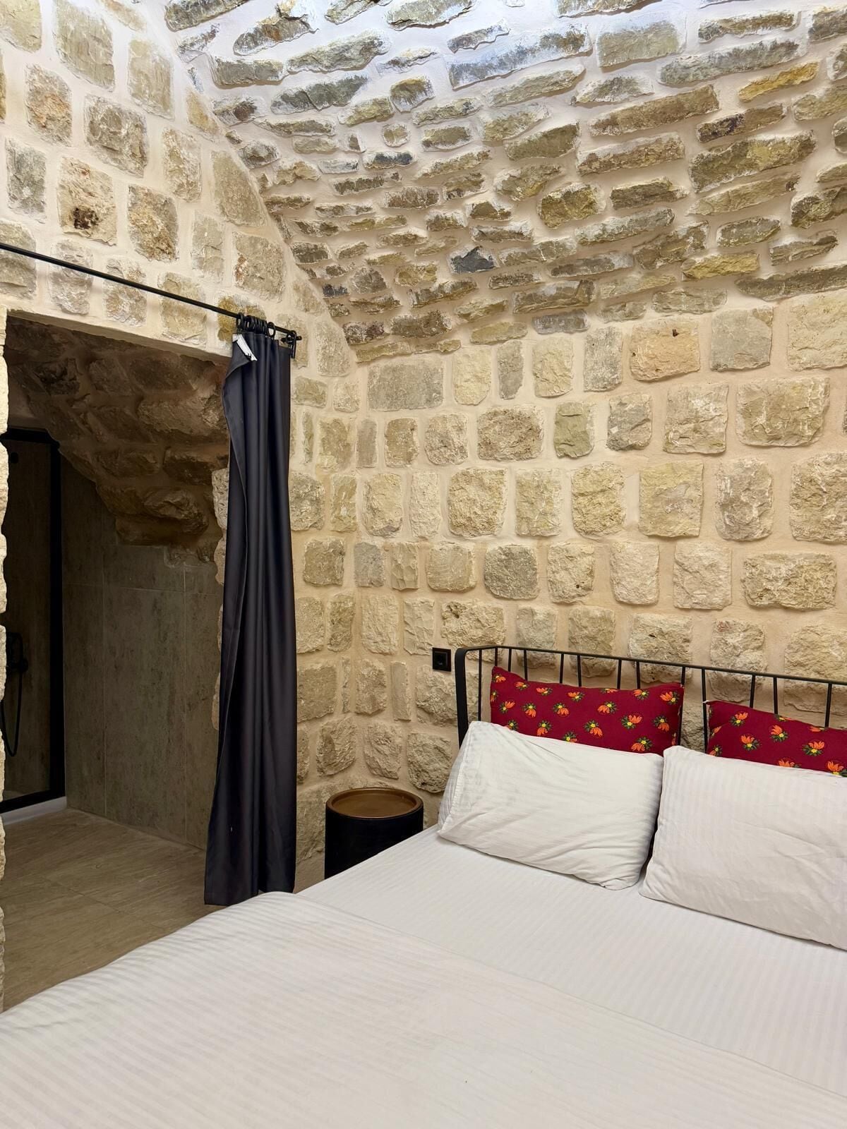 Quarto solteiro, serviço de arrumação, vista para o pátio | Frigobar, cofres nos quartos, cortinas blackout, quartos à prova de som