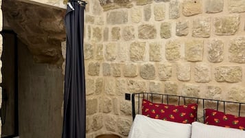 Quarto solteiro, serviço de arrumação, vista para o pátio | Frigobar, cofres nos quartos, cortinas blackout, quartos à prova de som