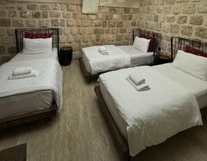 Standaard driepersoonskamer, schoonmaakservice, uitzicht op binnenplaats | Spa