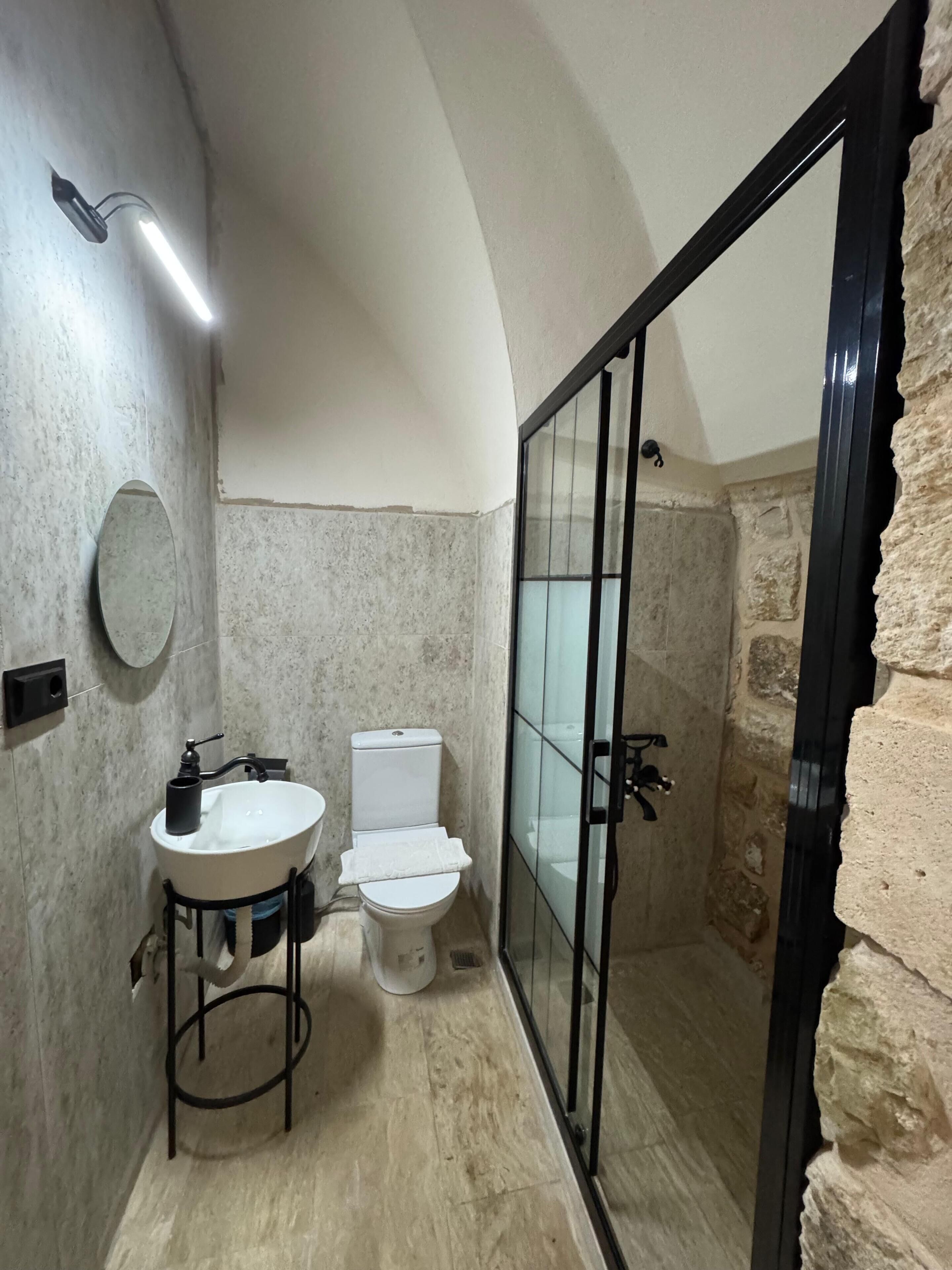 Standard-Dreibettzimmer, Zimmerreinigung, Blick auf den Innenhof | Badezimmer