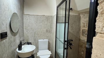 Standard-Dreibettzimmer, Zimmerreinigung, Blick auf den Innenhof | Badezimmer
