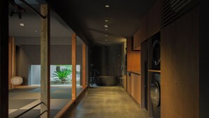 Une salle de bain moderne avec une baignoire, des toilettes et un lavabo.