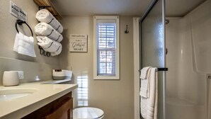 Hair dryer, towels, soap, shampoo - Quaint Tiny House in Woodland Park, Colorado near Garden of the Gods (Woodland Park)