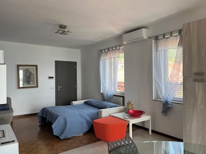 Free WiFi, bed sheets - Lakefront Escape | Private Terrace & Lake Access (Predore)