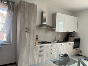 Fridge, oven, stovetop, dishwasher - Lakefront Escape | Private Terrace & Lake Access (Predore)