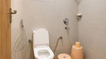 Deluxe Room | Bathroom | Shower, towels, soap, shampoo