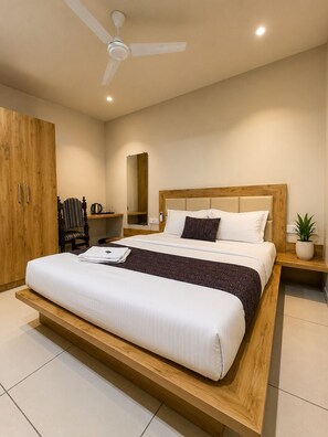 Deluxe Room | Desk - Hotel One 40 (Indore)