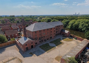 Exterior - Stunning 3-bed Home in Newark by Renzo, Free Parking, Hotel Alternative (Newark-on-Trent)