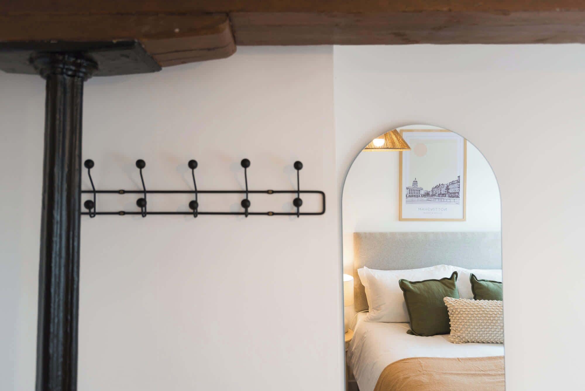 3 habitaciones, tabla de planchar con plancha, wifi y ropa de cama 